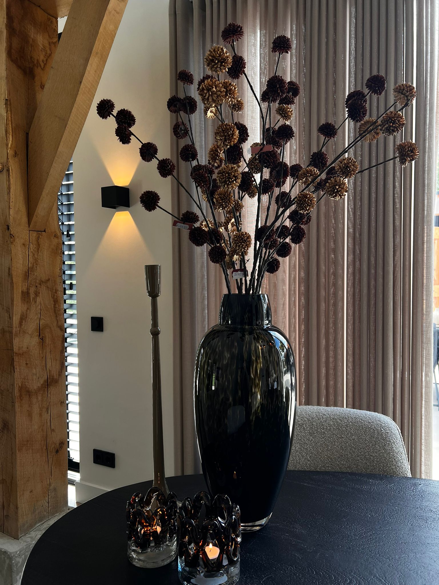 Shop the look: Vaas met zijdebloemen en kandelaar