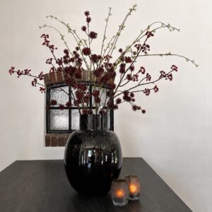 Shop the Look Burgundy: vaas met bloemen en 2x windlicht